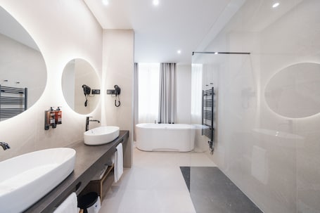 Honeymoon Double Room | Bathroom. Hotel Mondragón