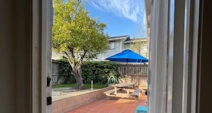 Charming Santa Barbara Cottage with large private outdoor patio & garden