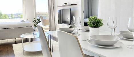 Kahden hengen kaupunkihuone | Yksilöllisesti sisustettu, yksilöllisesti kalustettu