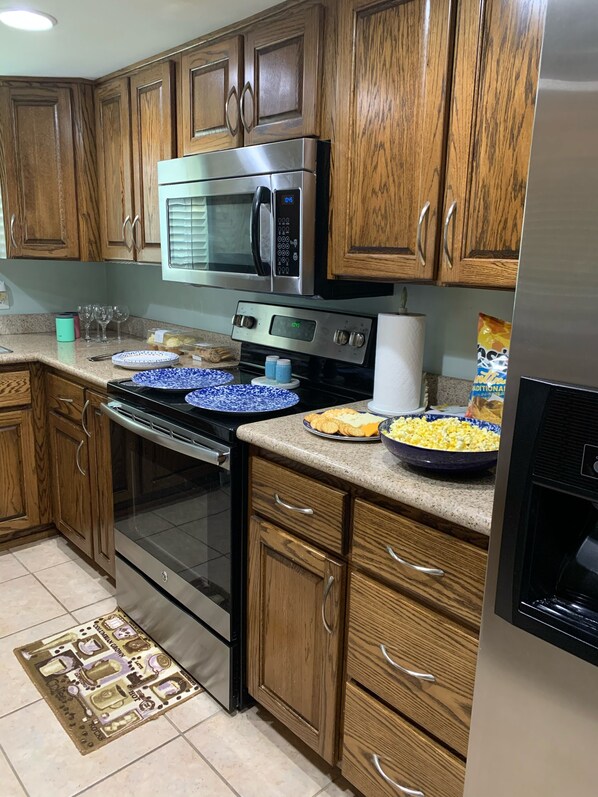 Kühlschrank, Mikrowelle, Ofen, Herdplatte