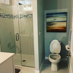 Combined shower/bathtub, towels, soap, shampoo - Cozy Beach Cottage close to Bethany Beach! Dog Friendly! (Millville)