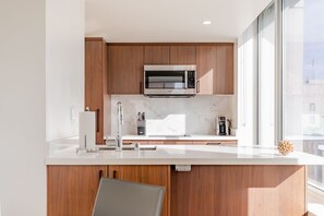 Fridge, microwave, oven, stovetop - Luxury One Bedroom with Resort Amenities in SoMa (San Francisco)