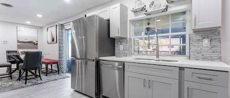 Microondas, horno, placa de cocina, lavavajillas