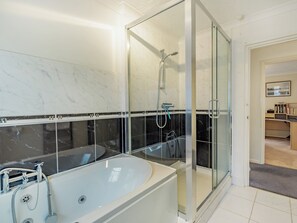 Towels - Spacious property and stunning sea views in great location. (Greatstone)