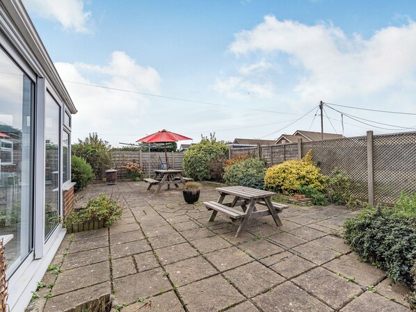 Outdoor dining - Spacious property and stunning sea views in great location. (Greatstone)