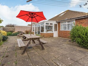 Outdoor dining - Spacious property and stunning sea views in great location. (Greatstone)