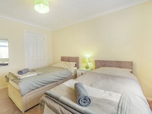 3 bedrooms, WiFi (free), bed sheets - Spacious property and stunning sea views in great location. (Greatstone)