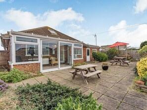 Outdoor dining - Spacious property and stunning sea views in great location. (Greatstone)