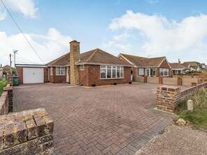 Exterior - Spacious property and stunning sea views in great location. (Greatstone)