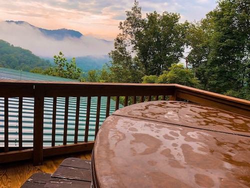 Smoky Mountain Holiday Home with Hot Tub!