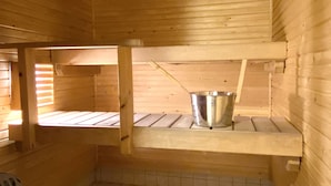 Ein Saunaraum mit Holzwänden und Bänken.