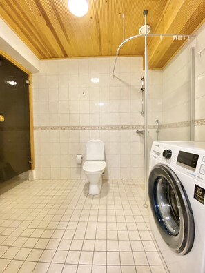 City Studio Suite | Bathroom | Shower, hair dryer, bidet, towels - City Home Finland Downtown Studio (Tampere)