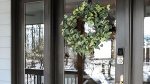 A front door with a glass panel and a metal handle. - Cozy Cottage with beautiful Mountain View’s - close to wineries (Wintergreen Resort)