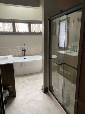 Ensemble baignoire-douche, séchoir à cheveux, serviettes fournies, savon