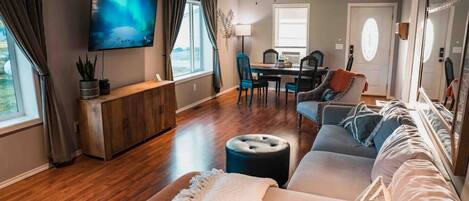 TV connectée, espaces bureaux, écrans d'ordinateur