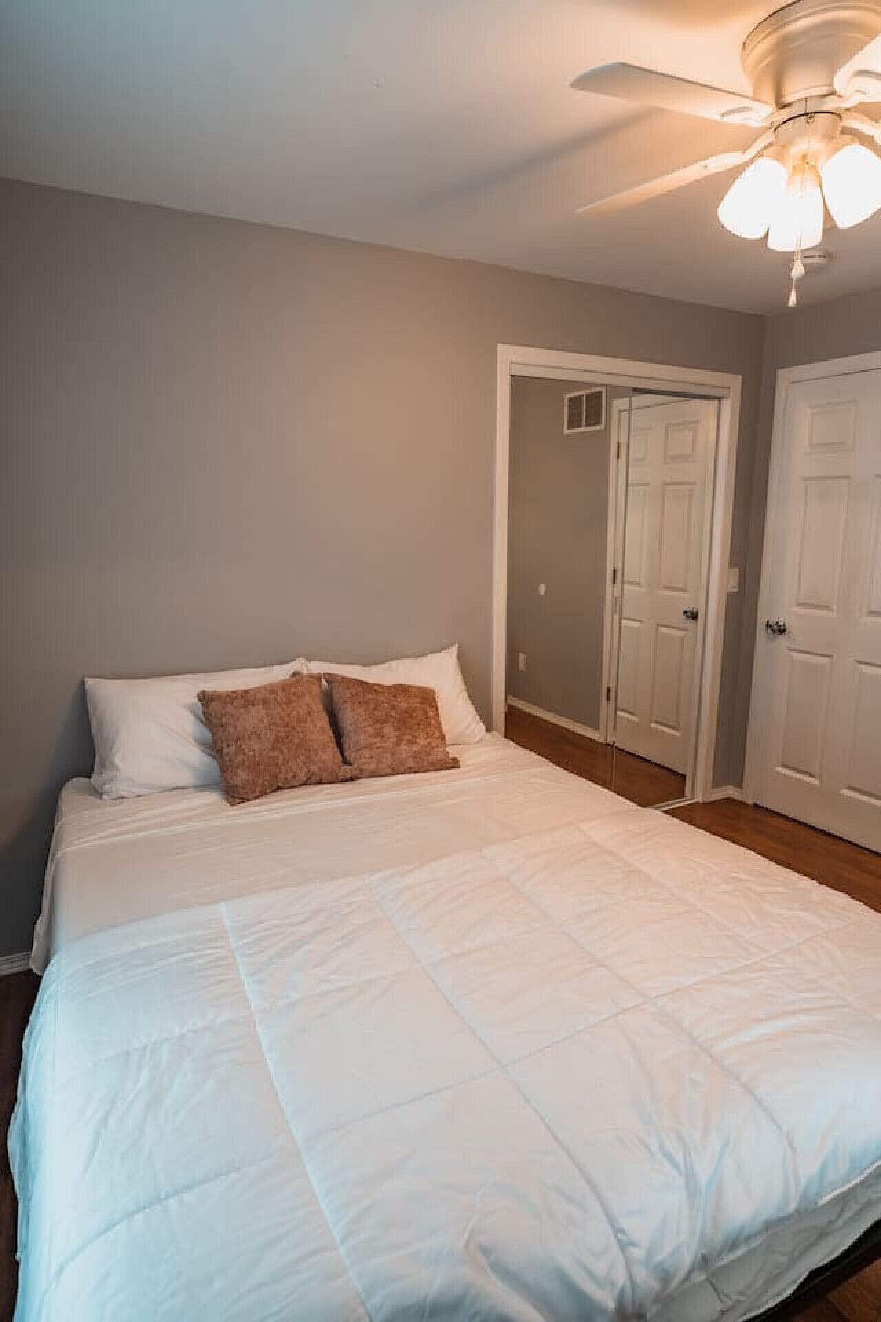 3 dormitoris, escriptori, planxa i posts de planxar i wifi gratuïta 