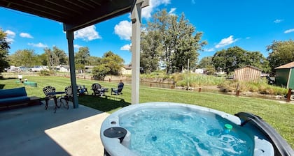 Kayaks, Hot Tub & Home Gym - Family Friendly Cozy Nature Retreat