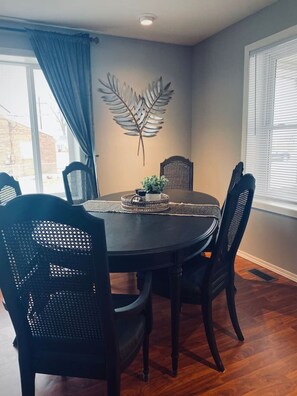 Dining - Kayaks, Hot Tub & Home Gym - Family Friendly Cozy Nature Retreat (Vickery)