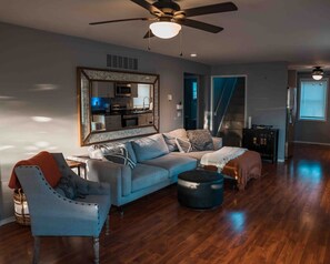 TV connectée, espaces bureaux, écrans d'ordinateur