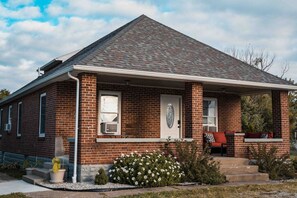 Exterior - Kayaks, Hot Tub & Home Gym - Family Friendly Cozy Nature Retreat (Vickery)