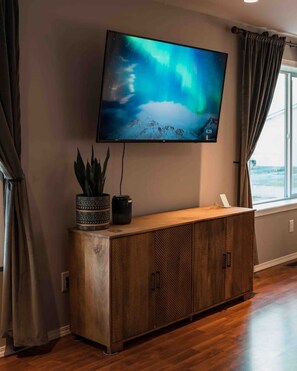 Interior - Kayaks, Hot Tub & Home Gym - Family Friendly Cozy Nature Retreat (Vickery)