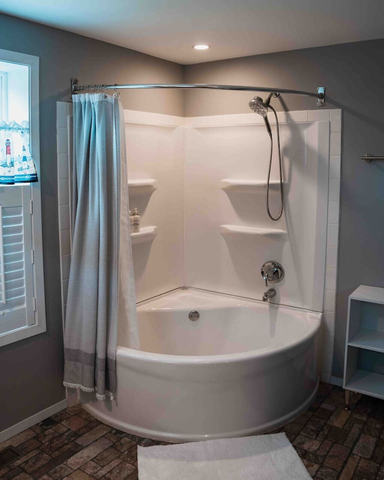 Combined shower/bathtub, hair dryer, towels