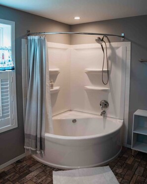 Combined shower/tub, hair dryer, towels - Kayaks, Hot Tub & Home Gym - Family Friendly Cozy Nature Retreat (Vickery)