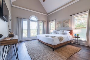 6 habitaciones, escritorio y tabla de planchar con plancha