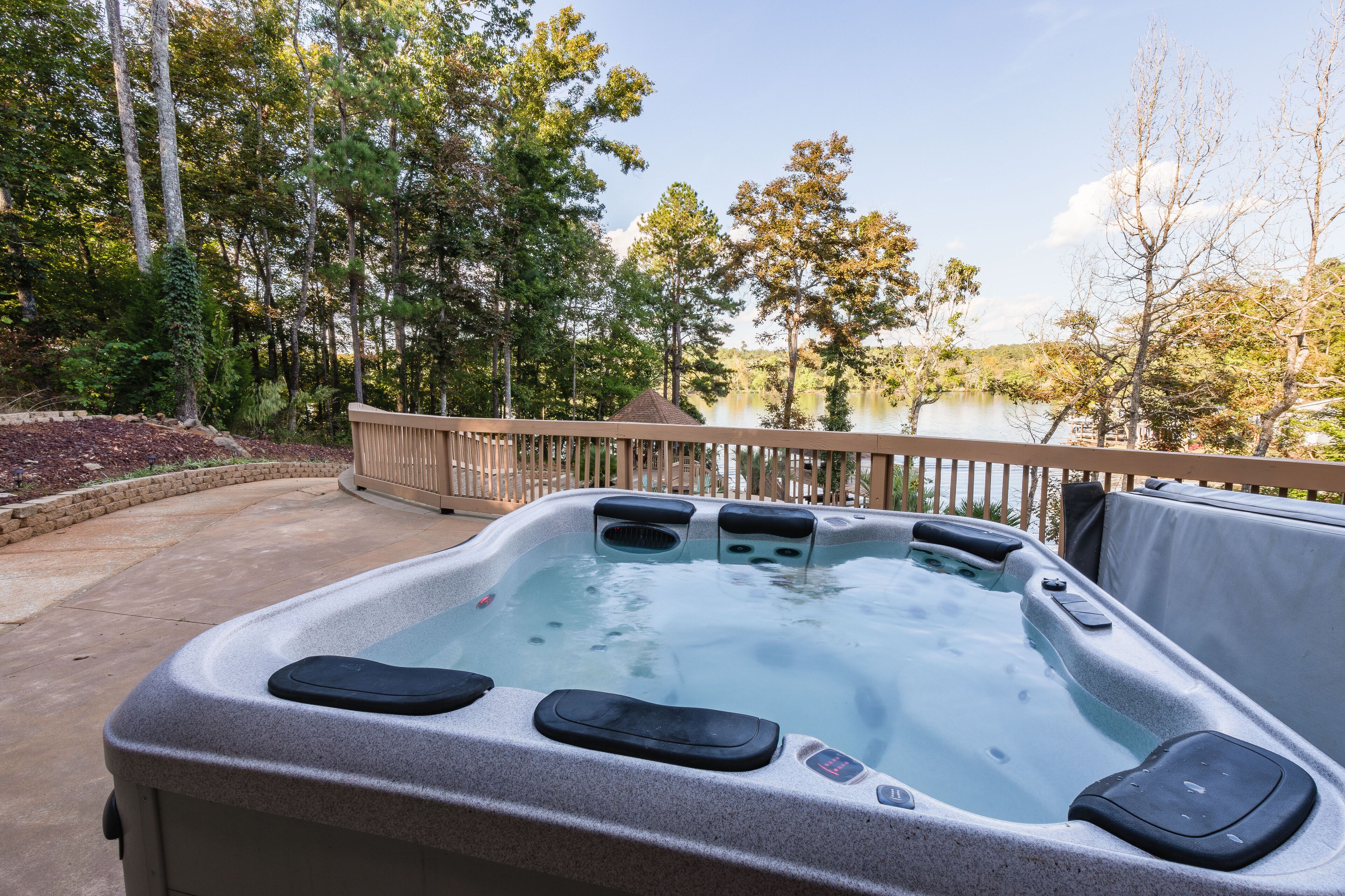 Tina de hidromasaje al aire libre