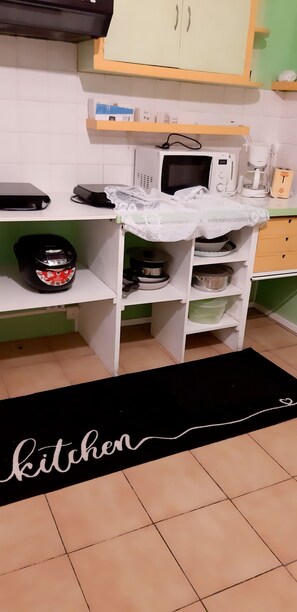 Kühlschrank, Mikrowelle, Herdplatte, Wasserkocher mit Kaffee-/Teezubehör