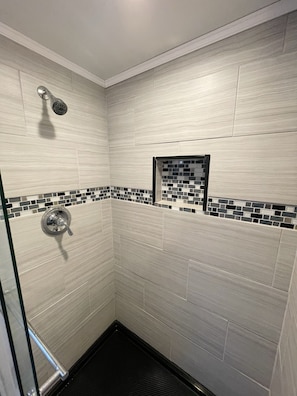 Ensemble baignoire-douche, séchoir à cheveux, serviettes fournies, savon