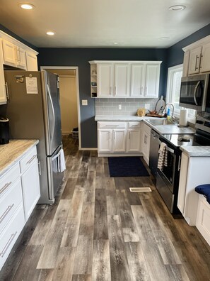 Réfrigérateur, four à micro-ondes, un four, surface de cuisson