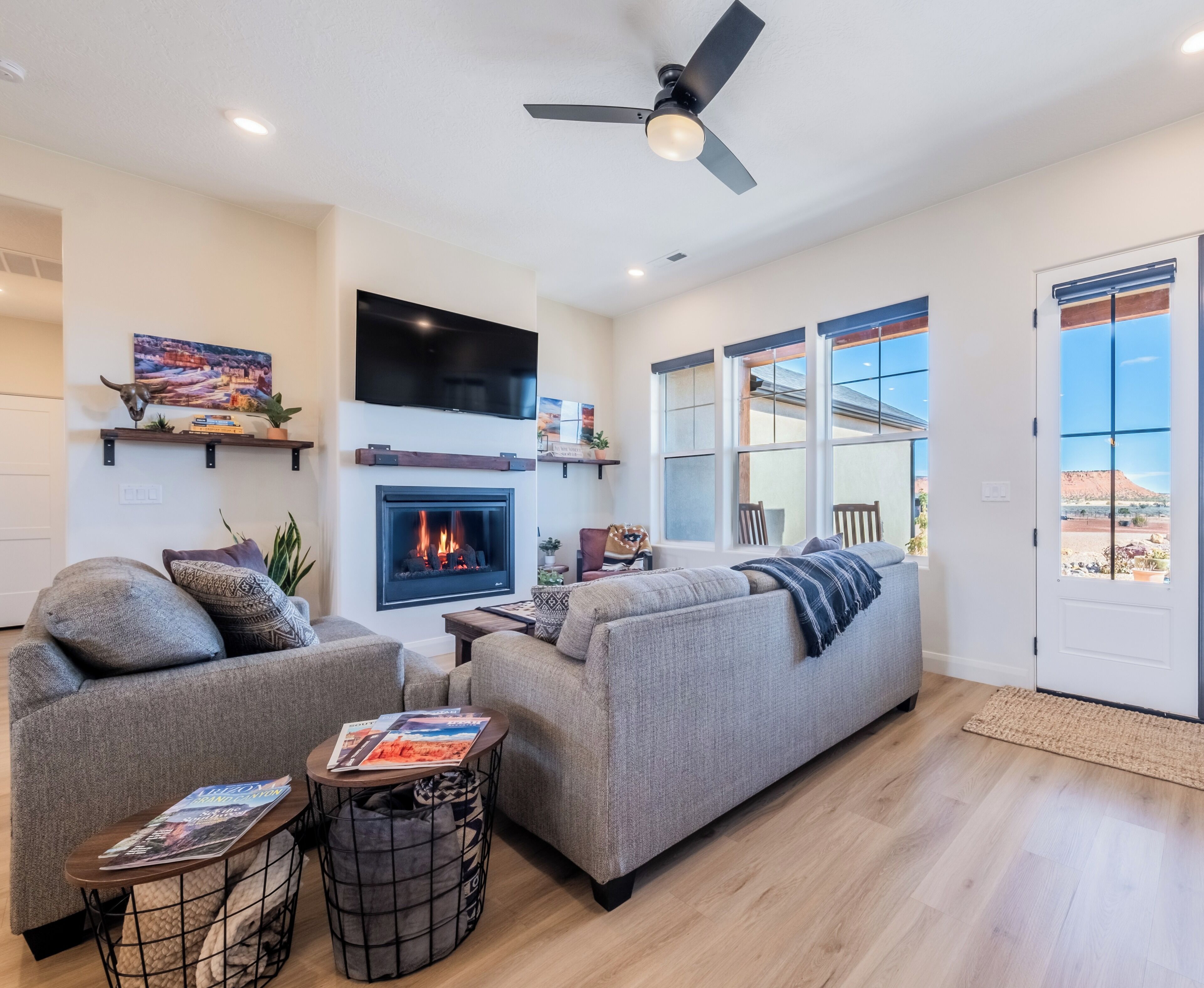 Smart-TV, Kamin, Bücher