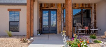 Kanab Getaway Red Mesa Ranch, Near Zion, Stunning Red Rock & Starry Night Views!