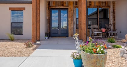 Kanab Getaway Red Mesa Ranch, Near Zion, Stunning Red Rock & Starry Night Views!