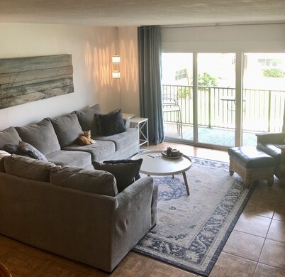 Oceanfront, pool, steps to quiet beach, nicely fully furnished