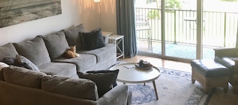 Oceanfront, pool, steps to quiet beach, nicely fully furnished