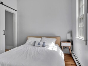 2 bedrooms, WiFi - Two-bedroom Hideaway in Downtown Newport! (Newport)