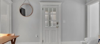 Two-bedroom Hideaway in Downtown Newport!