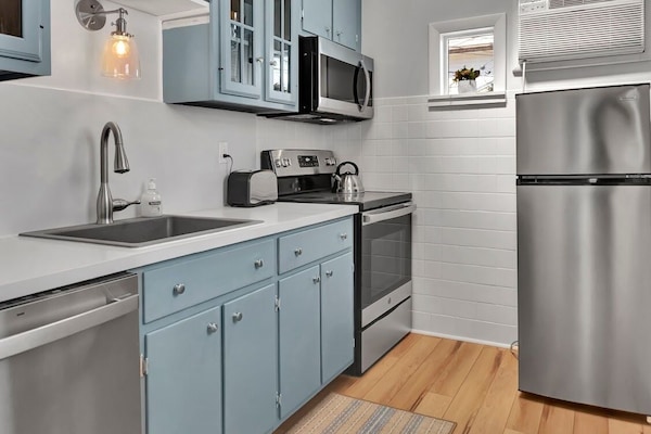 Frigorifero, piano cottura, pentole/stoviglie/utensili