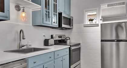 Two-bedroom Hideaway in Downtown Newport!