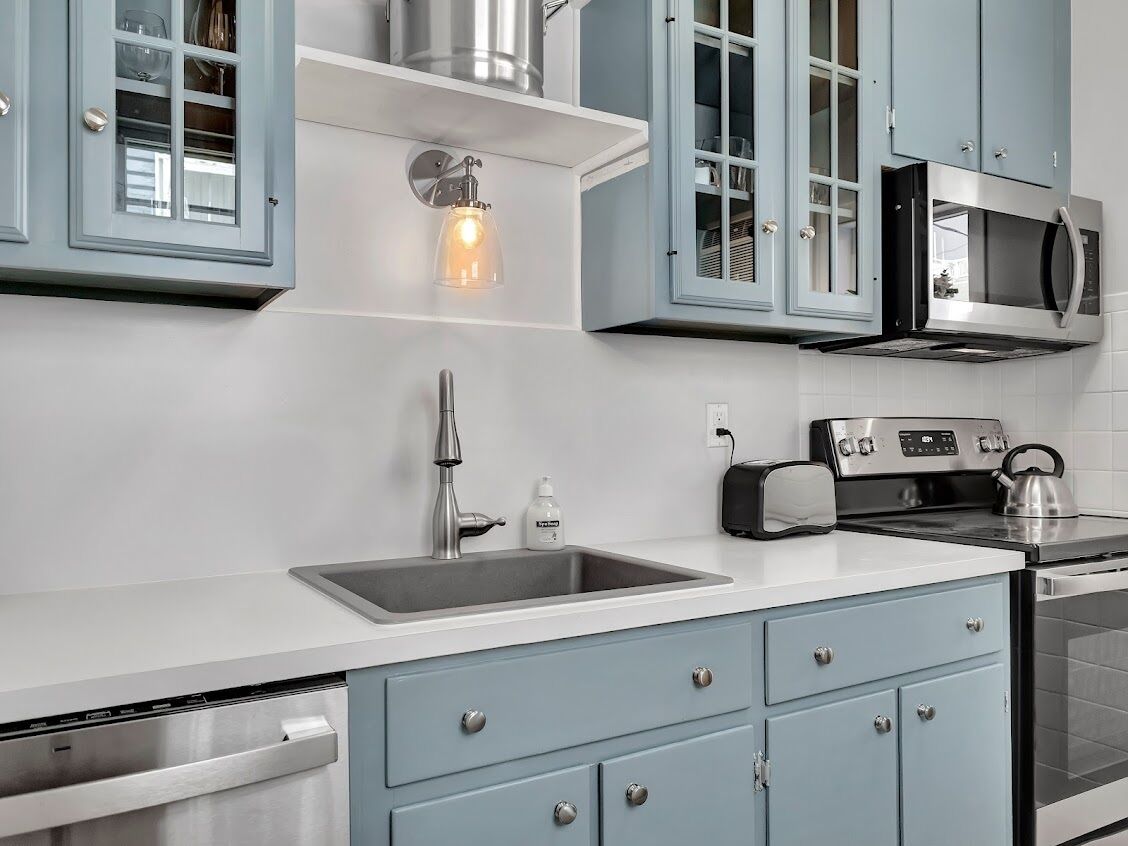 Frigorífic, placa de cuina i utensilis de cuina, vaixella i coberteria 