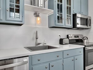 Fridge, stovetop, cookware/dishes/utensils - Two-bedroom Hideaway in Downtown Newport! (Newport)