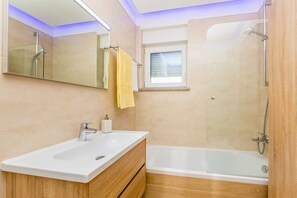 Bathtub, jetted bath, hair dryer, towels