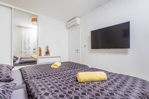 3 bedrooms, iron/ironing board, free WiFi, bed sheets