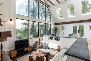 Een smart-tv, een open haard, videogames en een dvd-speler