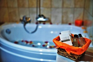 Vasca, asciugacapelli, asciugamani, sapone