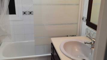 Ducha y bañera combinadas, secador de pelo, bidé y toallas