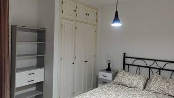 1 dormitorio, tabla de planchar con plancha, cuna de viaje y wifi