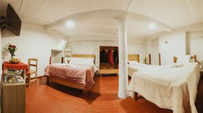 Habitación cuádruple familiar | Tabla de planchar con plancha, wifi gratis, ropa de cama